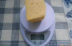 Сыр берём любого твёрдого сорта (у меня бюджетный "российский")