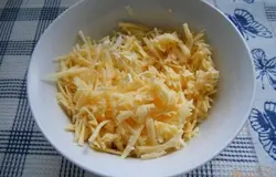Смешиваем сыр с размягченным маргарином (или маслом).