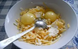 Затем разбиваем к сыру и маргарину два куриных яйца (если яйца мелкие, второго сорта, то можно и три взять). Перемешиваем.