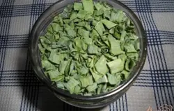 Сушеную зелень можно использовать по вкусу, например, отлично подойдут прованские травы. Я же использовала сушеный зеленый лук и сушеную марокканскую мяту.