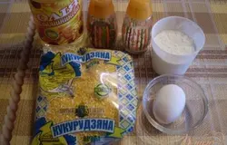 Приготовим продукты. Первым делом нужно отварить в подсоленой воде кукурузную крупу. Перебрать, вымыть до чистой воды. Отварить в соотношении 1:2. Остудить полностью. А лучше сварить вечером накануне, а утром приготовить котлеты.