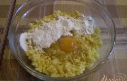 Добавить сырое яйцо, перец черный молотый, по желанию зелень и чеснок (я не добавляла). Перемешайте. Добавить половину стакана, можно чуть меньше муки.