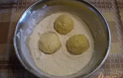 Столовой ложкой набираем фарш, катаем. Обваливаем в муке.