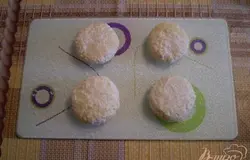 Ладошкой чуть придавливая, формируя котлетку.