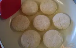 Обжариваем на масле с двух сторон до румяного цвета.