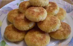 Готово! Кукурузяники готовы. Подавать можно с любыми соусами, сметаной заправленной чеснок и зеленью. Я приготовила кисло-сладкий томатный соус. Приятного!