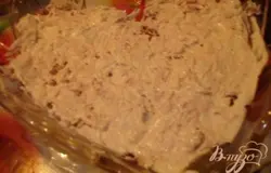 Куриную грудку отварить в подсоленной воде с лаврушкой и половинкой луковицы, солью. Бульон использовать для других блюд. Мясо отделить от кости, удалить шкурку. Мякоть курицы или порезать или разобрать руками на волокна. Я разбирала. Это будет первый слой в салатнике. Смазываем майонезом.