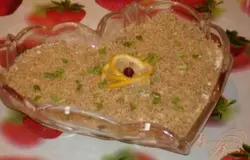 Готово! Отварить яйца, порезать кубиком. Смазать майонезом. Грецкий орех немного прокалить в духовке. Остудить. Измельчить в блендере и крошкой присыпать сверху салат. Орех можно не мельчить, прокатать скалкой. Но тогда кусочки будут слишком крупные и будет не очень удобно поглащать.