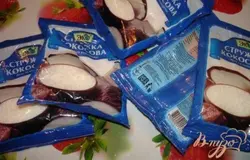 Кокосовую стружку поместить в миску. Вскрыть пакеты и содержимое сложить в одну миску.