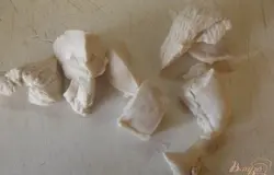 Готовое куриное филе всполосните чистой водой от накипи и нарежьте кусочками произвольного размера, но не слишком мелко.