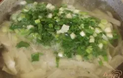 Когда бульон закипит, положите в него картофель и посолите по вкусу. Зеленый лук порежьте мелко, как в салат и положите в суп. Также добавьте в него немного черного перца горошком и орегано. Другие специи класть не нужно, поскольку суп по вкусу должен быть "нежным" и легким. Кроме того достаточно аромата, который придал ему корень петрушки.