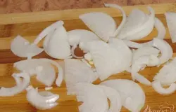 Очищаем лук, споласкиваем под проточной водой и нарезаем полукольцами. Для салата я использовала специальный салатный белый репчатый лук, он сладкий, без горечи. Салатный лук можно заменить на зеленый лук, на ваше усмотрение.