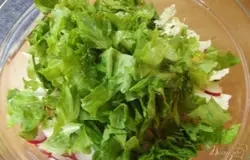 Листья салата порежьте не крупными кусочками, чтобы было удобно его кушать и отправьте в салат.