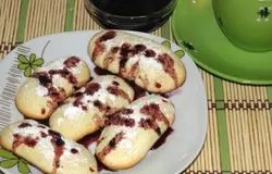 Готово! Вынимаем печенье из духовки, даем немного остыть и посыпаем сахарной пудрой. Так же печенье можно полить медом, любым вареньем, джемом, по желанию. Подаем к столу. Приятного аппетита!