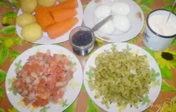 Рыбу порезать кубиками. Овощи, яйца отварить и почистить. Огурец порезать соломкой.