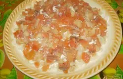 На дно блюда потереть картофель, сверху сделать очень тоненькую сеточку майонеза. Выложить кусочки рыбы.