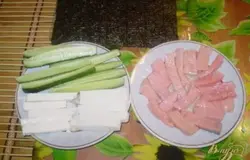 перед тем как подготовить продукты для начинки нужно приготовить рис.Его нужно хорошо долго промыть, оставить на час.Потом залить водой, быстро довести до кипения и варить на большом огне 5 минут. Сделать маленький огонь и варить еще 10-15 мин не открывая крышку.Дать постоять 20 минут(НЕ ОТКРЫВАТЬ).Пока рис настаивается нужно порезать рыбу, огурец и сыр полосочками.
