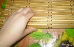 Аккуратно заворачиваем в рулет, придавая руками круглую форму или форму прямоугольника