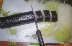 Очень острым мокрым ножом режем на кусочки.
