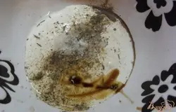 Влейте соевый соус и добавьте по вкусу немного соли. Не забывайте что соевый соус сам по себе весьма соленый. Сразу хочу обратить ваше внимание, что соевые соусы "со вкусом" грибов, бекона и прочего вам абсолютно не подходят. Только классический.