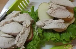Следующий шаг - вареная куриная грудку с пылу с жару. Кладите ее горячей на яблоки при помощи щипцов и сразу же сверху солите. Когда будете ее отваривать, воду тоже лучше слегка присолить.