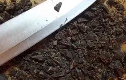 Шоколад нужно хорошенько измельчить ножом. Топить его нужно на пару, нагрев предварительно жаростойкую утварь, и лишь после этого пересыпав в нее шоколад. Сначала помешивайте его каждый пол минуты, до полного растворения и превращения в однородную жидкую массу. Сразу после того, как шоколад растает снимите его с огня и поставьте остывать (но не в холод!)