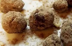 Готово! Готовые трюфели нужно выложить аккуратненько на блюдечко и дать им полностью остыть. После этого положите их на дно холодильника до полного затвердения. Такие конфетки подавать можно когда угодно. Кушайте на здоровье! =)