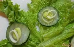 Лук порей нарежьте тоненькими колечками и положите на кабачки. Слишком много порея класть не нужно чтобы салат не горчил.