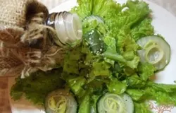 Сверху салат присыпьте обжаренным кунжутом или кедровыми орешками. Смешайте в мисочке столовую ложку лимонного сока с чайной ложкой оливкового масла. Взбрызните этой массой равномерно салатик.
