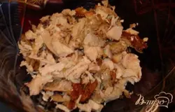 Курицу(удалив шкурку и кости) нарезать кубиком.Лук репчатый порезать полукольцами. Помять руками и замариновать( маринад: 1 ст. ложка сахара+1 ст. ложка уксуса на 30 минут).
