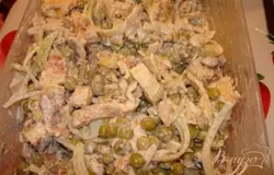 Все продукты сложить в одну миску. Заправить заправкой, которую следует сделать из сметаны и сухих специй к соусу Цезарь. Рецепт заместа заправки написан на упаковке. Декорируется по вкусу. Я иногда в данный салат кладу еще горошек консервированный. Очень вкусно.