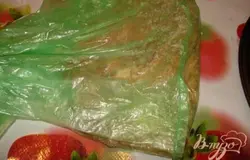Коржи для присыпки и остатки выпеченного теста сложила в кулек и побила скалкой. После высыпала на верхний корж.