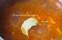 Выложить овощи в кастрюльку к чечевице, добавить лавровый лист, посолить, поперчить, варить до готовности.