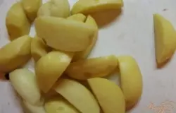 Очистите картофель от кожуры и нарежьте на четверти. То есть кусочки должны быть довольно крупные.