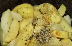 Также добавьте по вкусу перца и по желанию других трав. Перемешайте картофель и накройте крышкой. Потрусите казанок, чтобы картофель перемешался, Дальше перемешивать его нужно только таким способом, это довольно важно. Такой способ делает картофель более мягким и кроме того он намного лучше перемешивается.