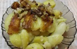 Готово! Подавайте картофель обязательно горячим. Кушать его нужно и удобно ложкой, поскольку он крошится. В качестве основного блюда лучше подать отварное или тушеное мясо, можно запечённую в рукаве курочку. Кушайте на здоровье! =)