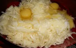 Первым делом кабачки чистим, снимаем кожуру (если кабачки уже зрелые, если молодые, то можно использовать вместе с кожурой) и вынимаем мякоть с семечками. Затем готовим тесто почти как на кабачковые оладьи. Натираем кабачок на крупной терке. К кабачку добавляем три куриных яйца, перемешиваем.