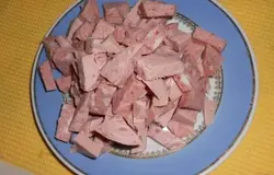 Нарезаем колбасу (у меня вареная, но, конечно подойдет и копчёная и сосиски – что найдется в холодильнике) и немного вареной свиной грудинки.