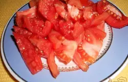 Помидоры нарезаем крупными дольками. Помидоры лучше выбрать мясистые, плотные, отлично подойдёт сорт «сливки». Петрушку или другую зелень по вкусу тоже нарезаем.