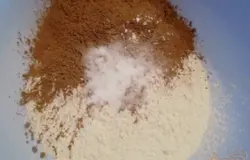Для начала приготовьте необходимые продукты. В поле ингредиенты я написала общее количество и для коржей и для крема. Итак, берем сухие продукты - 125 г муки, какао 3 ст.л, ванилин на кончике ножа, 1 ч.л разрыхлителя теста. Перемешиваем.