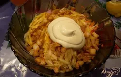 Заправляем все сметаной. Соль и перец кладем по вкусу.