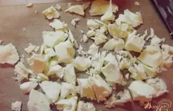 Белый шоколад порубите кусочками произвольного размера.