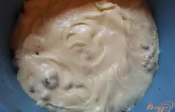Форму для выпекания смажьте сливочным маслом и посыпьте сверху манной крупой для того, чтобы пирог не пригорал. Переложите тесто в форму и разровняйте. Постучите формой немного о стол, чтобы тесто осело.