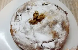 Готово! Готовый и остывший пирог посыпьте сверху просеянной сахарной пудрой и украсьте грецким орехом. Подавайте теплым или холодным к чаю. Хорошо подавать также в блюдечке немного сгущенки к чаю (или меда в соответствии с пропиткой коржа). Приятного вам и вашим гостям аппетита! =)