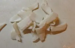 Сало нарежьте сначала полосочками тонко, а потом хорошенько измельчите. Чем мельче оно получится тем лучше.