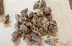 Из готового бульона выловите мясо. Куриные желудки порежьте мелко кубиками, а говяжью шею крупными кусочками. Бульон несколько раз хорошенько процедите, чтобы он посветлел на сколько это возможно. Кроме мяса все остальные компоненты бульона выкиньте.