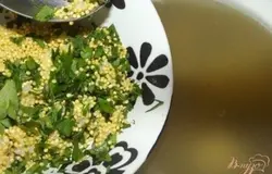 Вскипятите бульон, выложите туда мясо и смесь петрушки, пшена и сала. Варите до тех пор, пока пшено не будет практически готово. Оно не должно развариться!