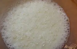 Дальше опять мука, потом молоко и так пока продукты не закончатся. Это нужно для того, чтобы в тесте не образовалось комков.