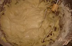 К массе добавьте разрыхлитель, отдушку, муку, 1 ст. ложку молока. Хорошо взбить.