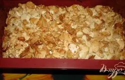 На выпеченный кекс (готовность проверить спичкой) выложить миндальную шубу и вернуть назад в духовку на 5 минут.